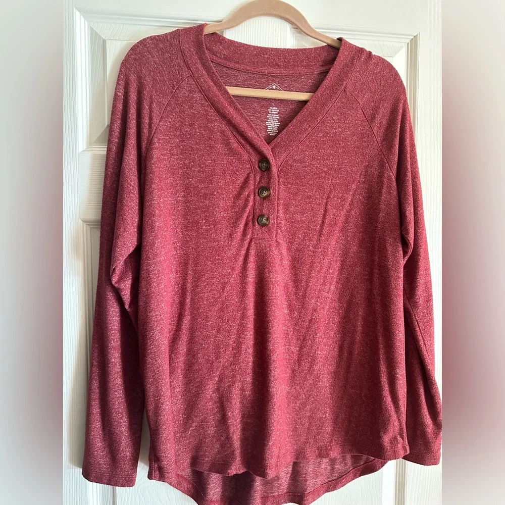 Women's maroon lightweight pull over sweater. Size large.